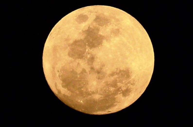 En Veracruz, la luna llena se pintó de amarillo para salir durante la noche de ayer