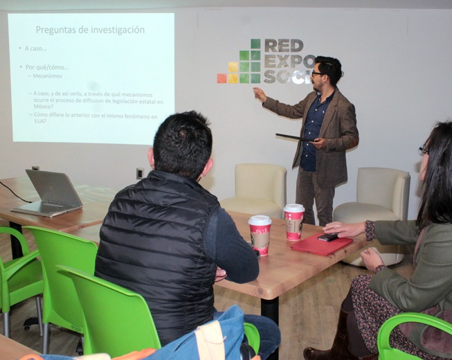 Víctor Cruz durante su exposición.