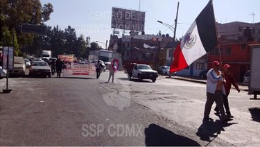 Los manifestantes afectan un carril de la vialidad.