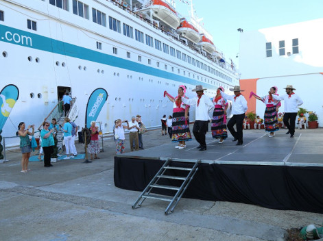 Autoridades del municipio de Acapulco recibieron a los turistas en la Terminal Marítima, en medio de un ambiente de fiesta,  con bailables y dulces tr