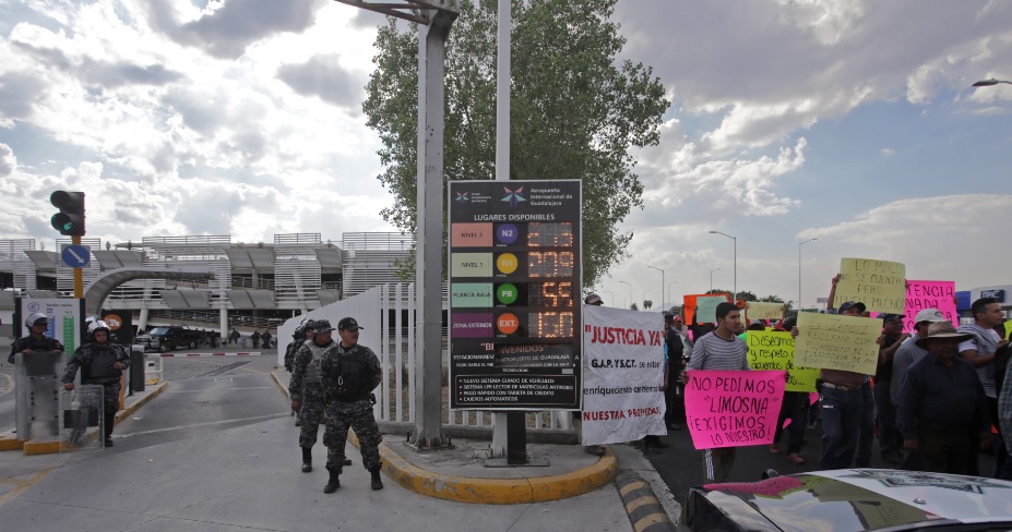 Manifestantes exigen acuerdos mientras policías aseguran la entrada del estacionamiento