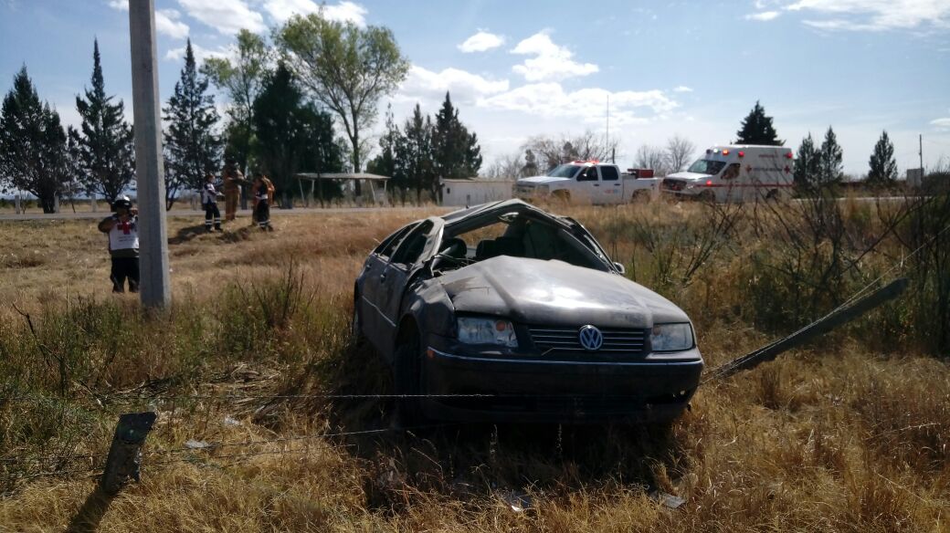 Muere en volcadura agente de Policía Investigadora en carretera libre Durango - Torreón. 