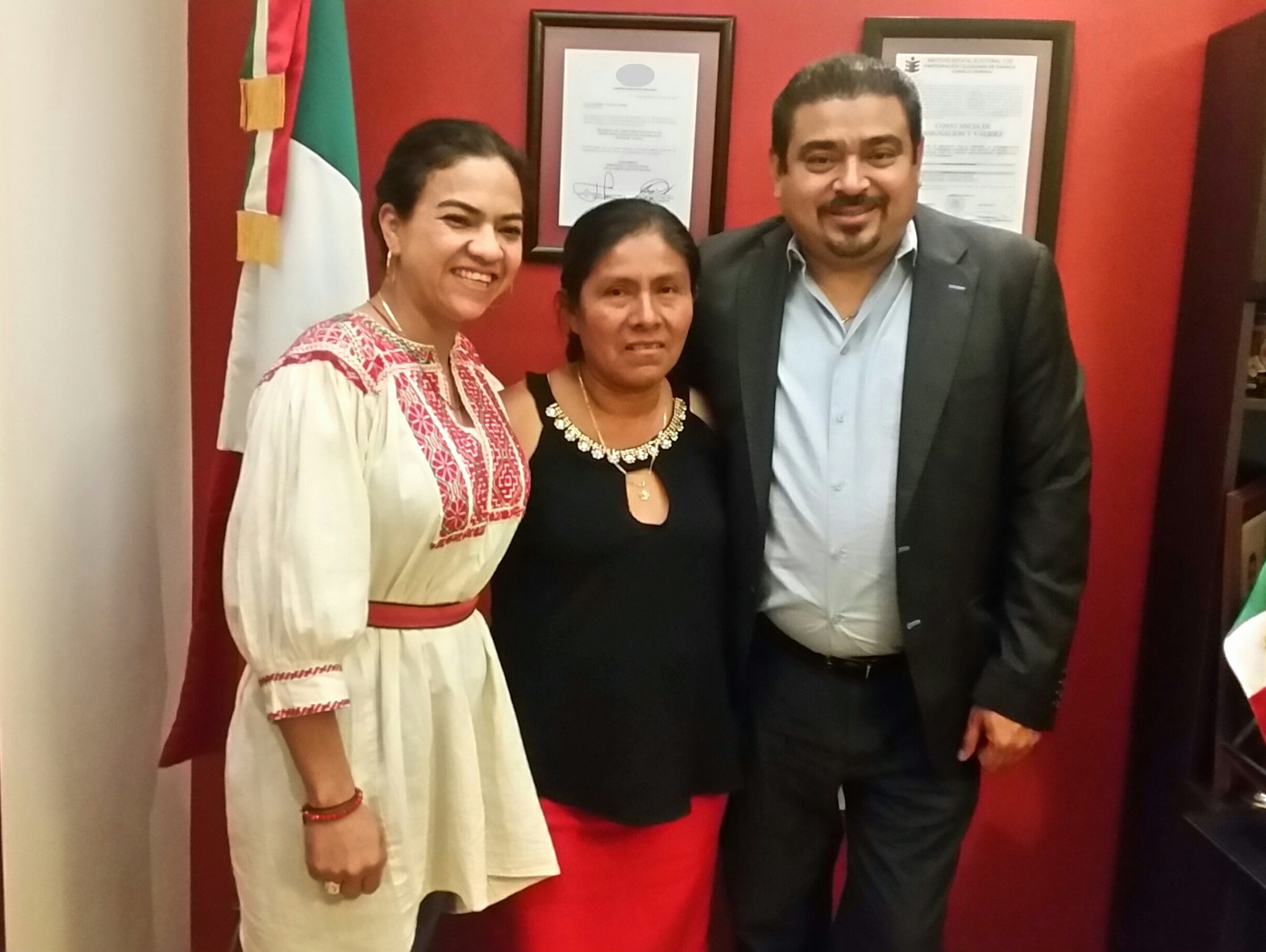 La presidenta municipal de San Pedro Atoyac, Irma Aguilar Raymundo (centro), recibió protección por parte del gobierno estatal.