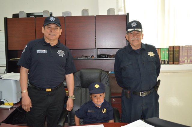 Cumplen a menor de edad su sueño de ser policía. 