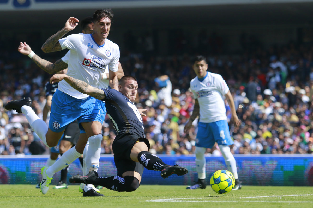 Gabriel Peñalba y Nicolás Castillo disputan el balón