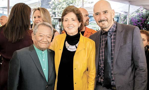 Armando Manzanero, María Cristina Cepeda y Roberto Cantoral Zucchi durante el festejo.