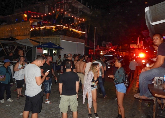 El caos se adueñó del lugar y unos 10 minutos después de la balacera la policía llegó y cerró el bar.
