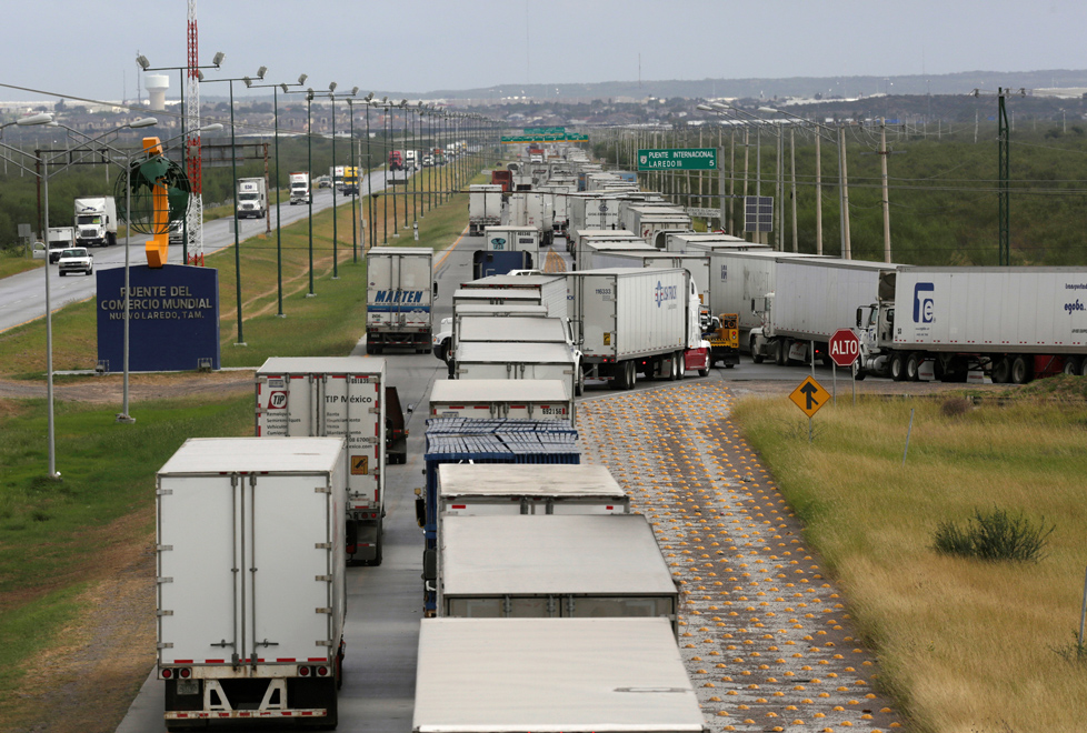 El cruce fronterizo en Nuevo Laredo, Tamaulipas, tiene una actividad muy intensa día y noche, pues por ahí pasa buena parte de los productos mexicanos