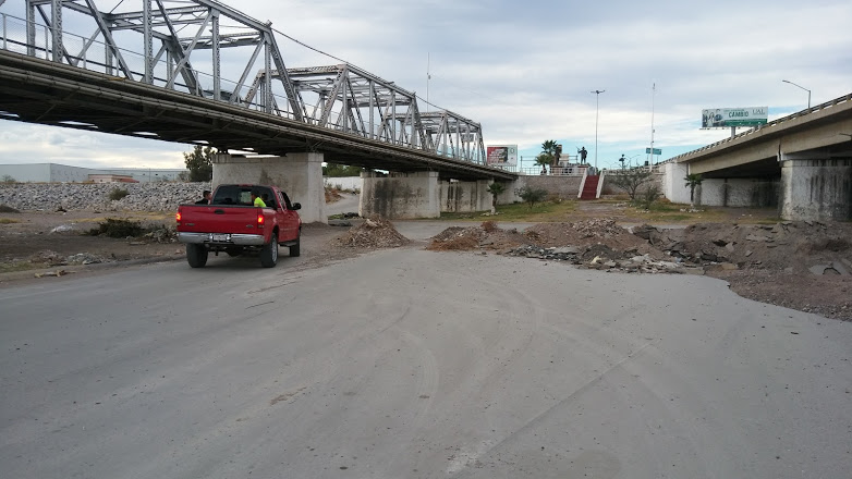 Falta de material impide relleno de abras en el lecho seco del río Nazas, en Torreón.