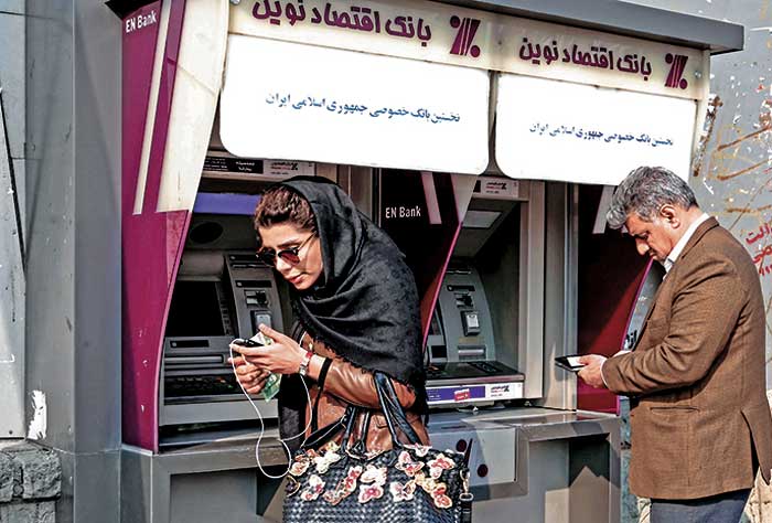 Iraníes en un cajero de ATM ayer en la capital Teherán.