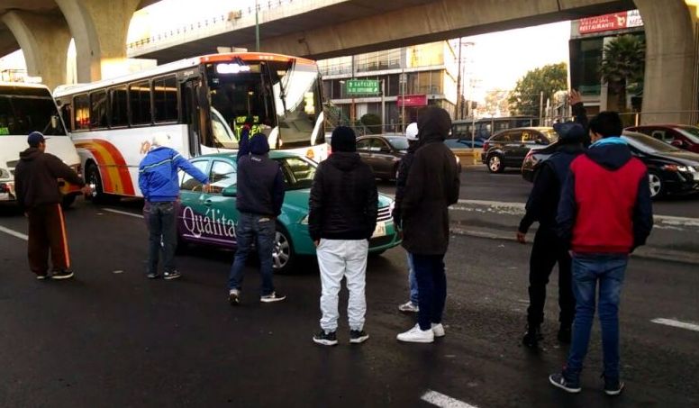 Los manifestantes amagaron con volver a cerrar la vialidad, en caso de no ser atendidas sus peticiones.