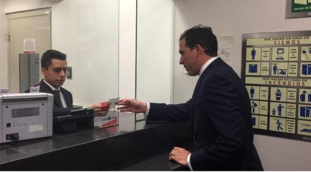 El presidente del Senado, Pablo Escudero, donó 20 por ciento de su dieta al Instituto Nacional de Cancerología. 