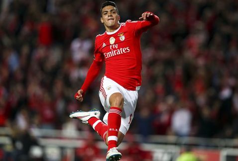 Raúl Jiménez festejando un gol con el Benfica 