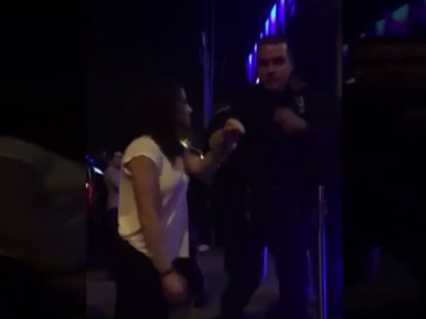 En el video se observa cómo los uniformados, junto con el cadenero, se limitan a observar la escena en la banqueta.