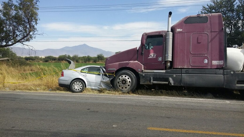 Un automóvil chocó de frente contra un tráiler en la carretera libre Guadalajara-Ciudad Guzmán