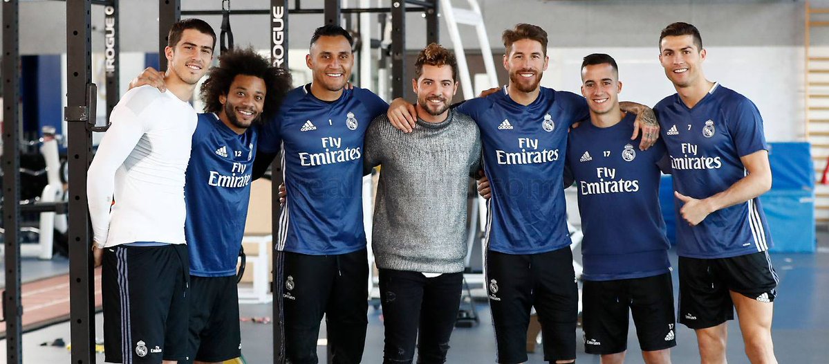 David Bisbal posa con los jugadores merengues