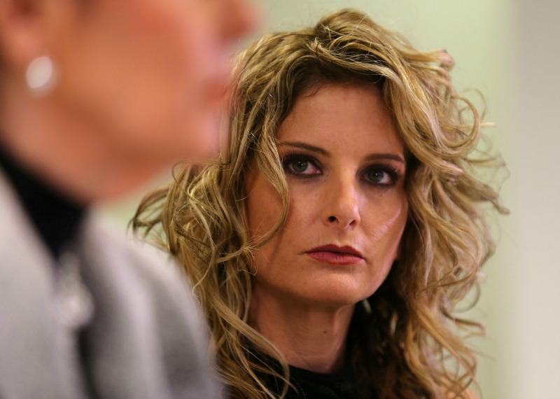 De acuerdo con la demanda de Summer Zervos, Trump, trató de besarla y meterle mano contra su voluntad.