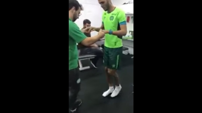 Helio Neto dando sus primeros pasos sin muletas tras el accidente aéreo del Chapecoense 