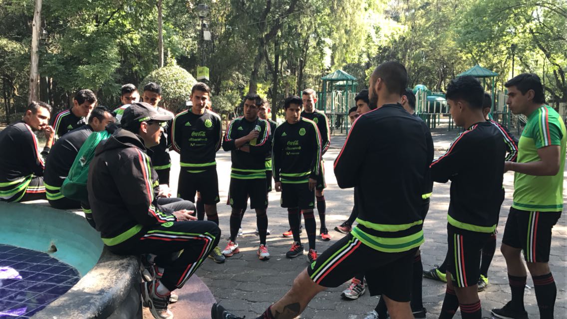 Los jugadores del Tri de playa previo a su práctica