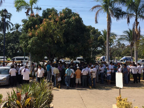 Por la mañana, transportistas estacionaron sus unidades sobre los carriles del bulevar Las Naciones,sin bloquear la vialidad. Piden ser atendidos por 