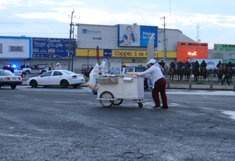 Comercio ambulante informal irregular, ambulantes, vendedor, informalidad, Terminal Toluca, Mercado Juárez.