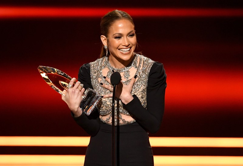 Jennifer Lopez se lleva el premio Mejor Actriz en una Serie de Drama por ‘Shades of Blue’. 