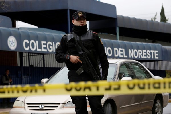 Un joven de 15 años disparó contra sus compañeros y su maestra poco antes de las 9 de la mañana en el Colegio Americano del Noreste.