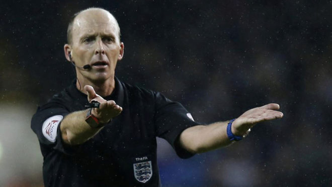 Mike Dean, árbitro de la Premier League