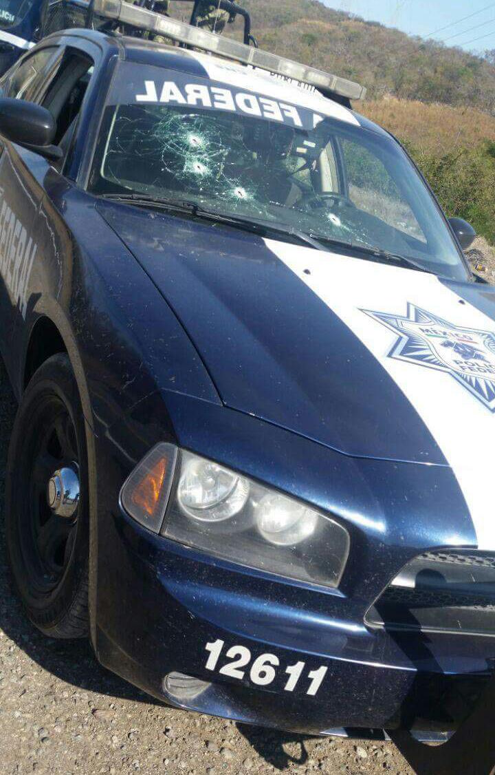 El parabrisas de la unidad fue alcanzado en varias ocasiones por disparos de rifles de alto calibre.