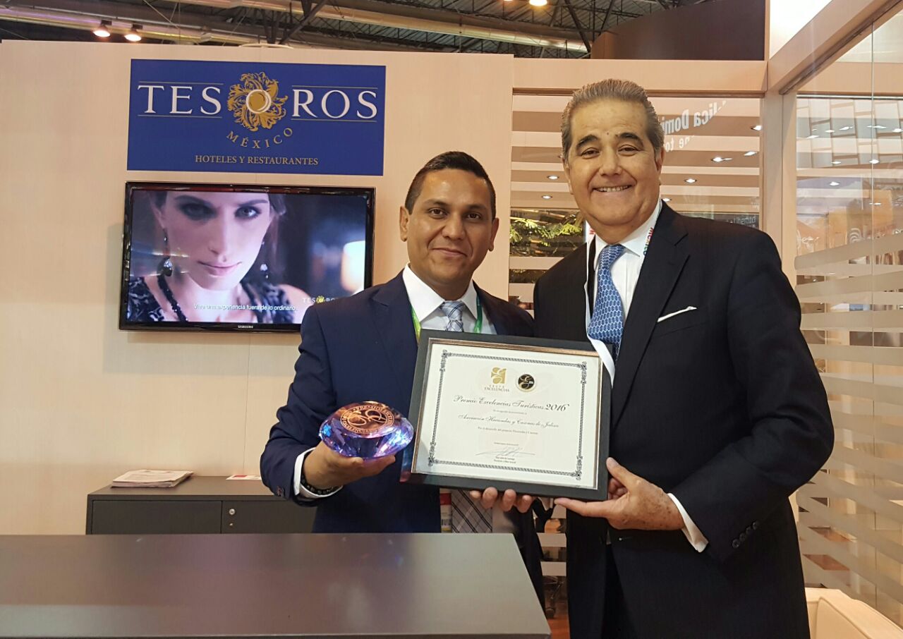 El reconocimiento fue recibido por Enrique Ramos Flores y Vicente Magaña.