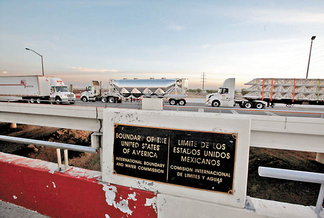 Tráileres con mercancías cruzan el puente internacional Zaragoza-El Paso, en la frontera México-EU. 