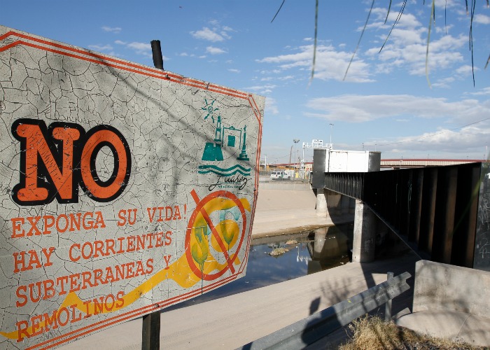 Aspectos de la construcción del muro fronterizo en Valle de Anapra y el Paso, Texas. 