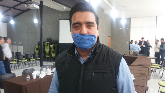El diputado indicó que la caliza hecha polvo está saliendo de su perímetro y que entra a las casas de los habitantes de Santa Catarina.