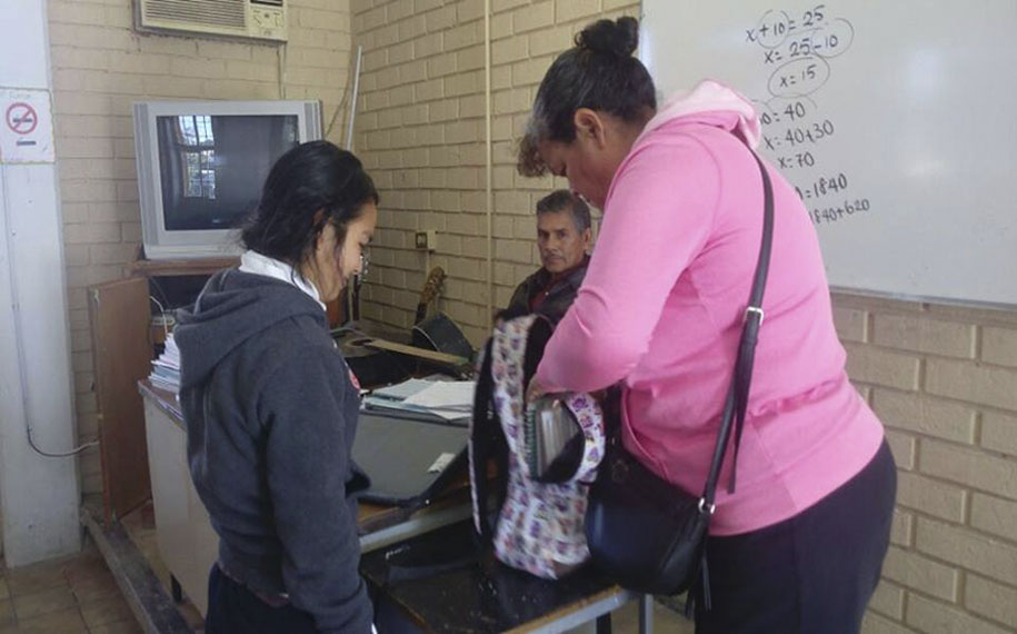 El operativo se realiza bajo la supervisión de padres de familia. 