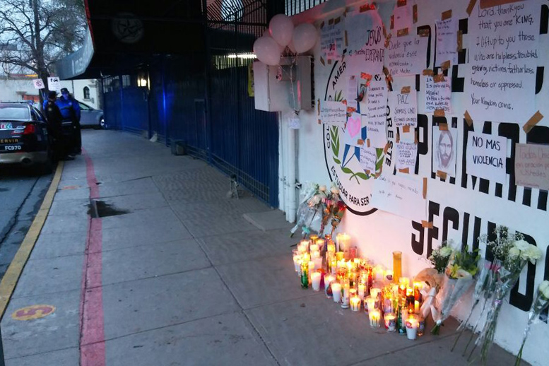 Con globos blancos, veladoras, ofrendas florales y carteles pidiendo paz, más amor y menos violencia fue como amanecieron las instalaciones del Colegi