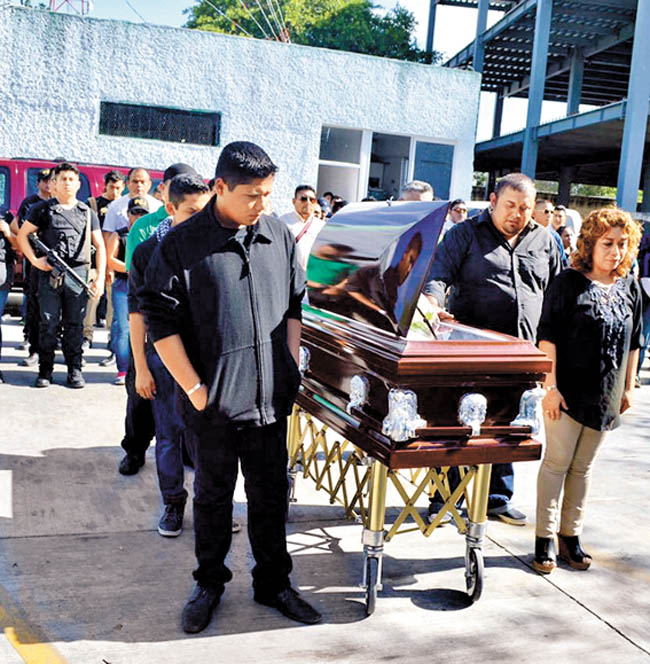 El homenaje al policía ministerial asesinado en el ataque a la fiscalía. 