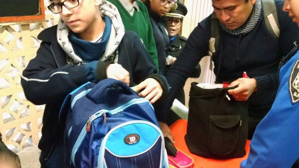 Los alumnos fueron revisados al ingresar al plantel.