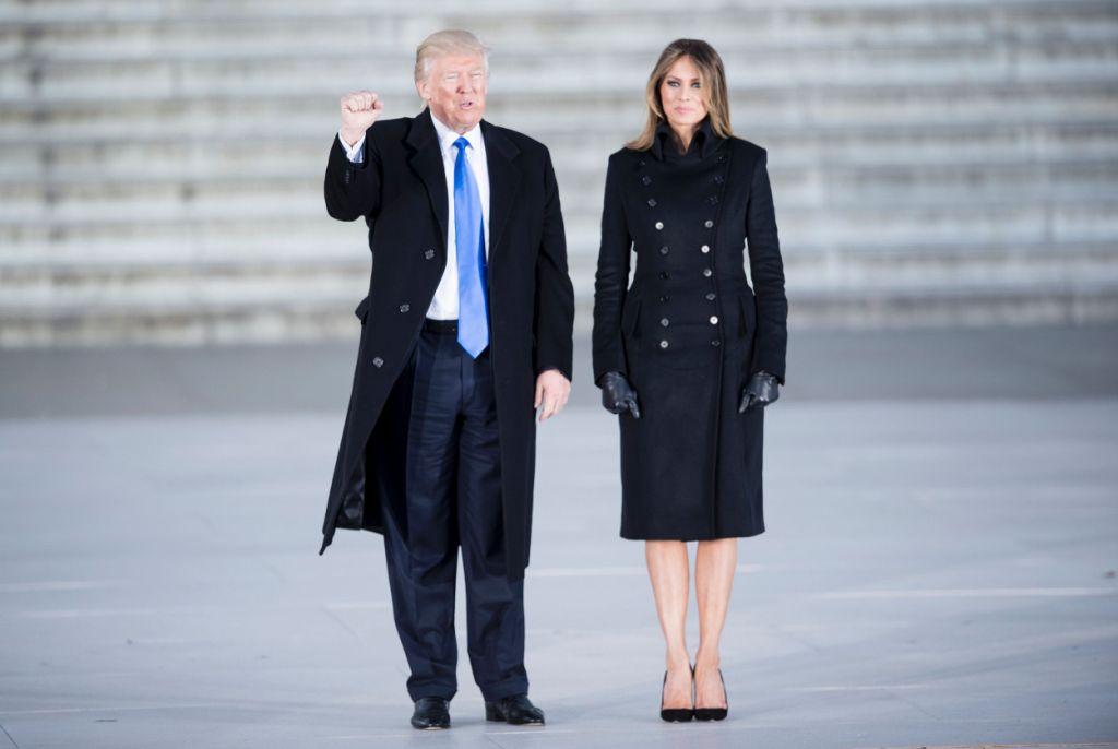 El presidente electo, Donald Trump, y su esposa Melania asu llegada al Memorial de Lincoln, donde se realizó un concierto previo a su investidura.