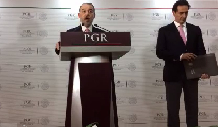 El procurador Raúl Cervantes, durante una conferencia de prensa por la extradición del líder del cártel de Sinaloa.