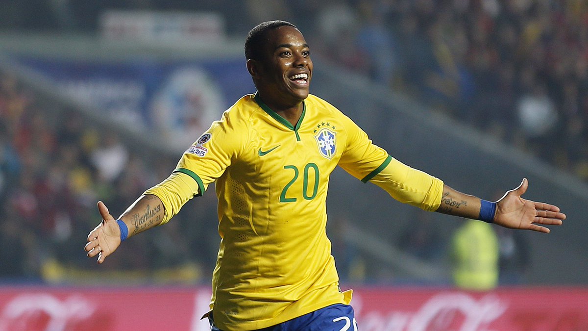 Robinho en un partido con Brasil