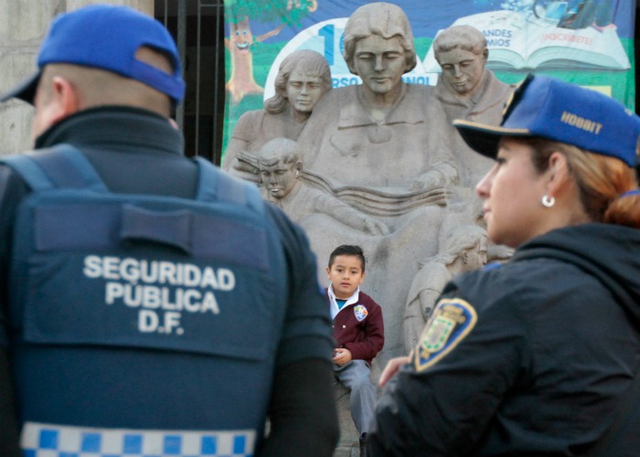 La Secretaría de Seguridad Pública (SSP) reforzó el operativo "Mochila Segura" en los planteles de la Ciudad de México. 