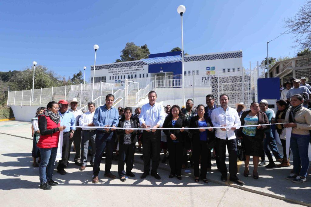 En Tochimilco, el gobernador puso en funcionamiento centros de salud.