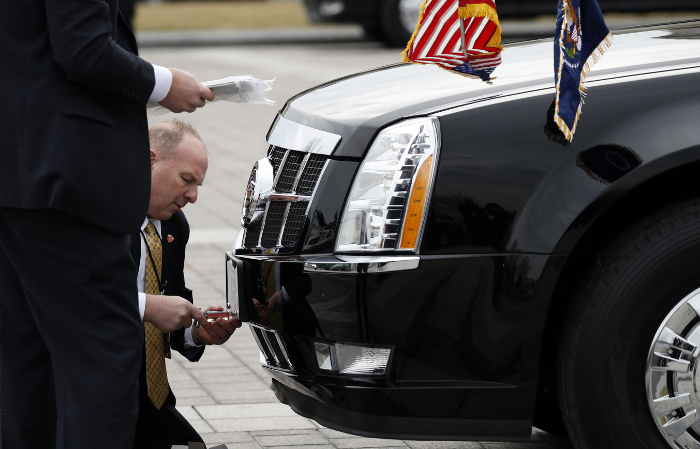 Los agentes del Servicio Secreto cambian las matrículas de la limusina presidencial en el Capitolio de Estados Unidos.