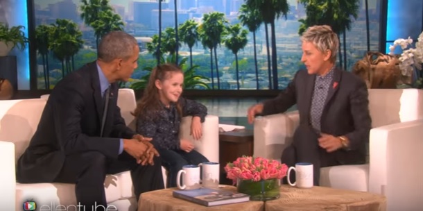 Ellen DeGeneres se despide de Michelle y Barack Obama. 