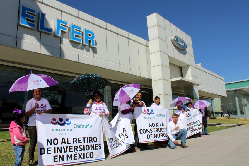 Encuentro Social se manifiesta afuera de Ford Torreón pidiendo no retiren capitales en la era Trump.