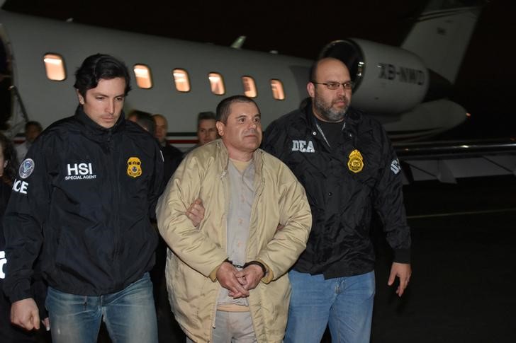 Joaquín 'El Chapo' Guzmán fue escoltado al llegar al aeropuerto MacArthur de Long Island, en Nueva York.