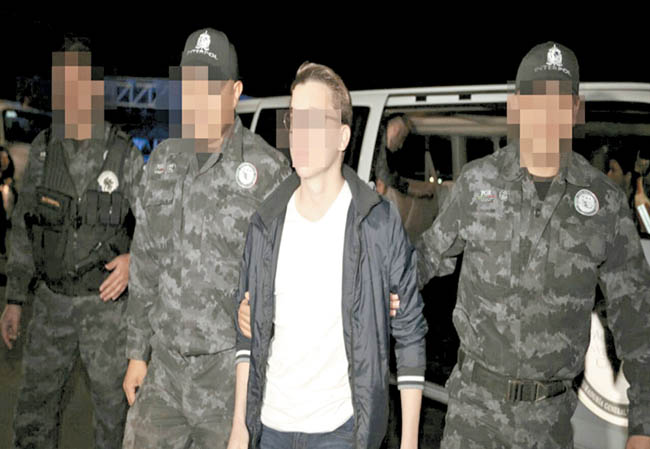 El joven fue escoltado por agentes adscritos a Interpol al arribar a la Ciudad de México. 