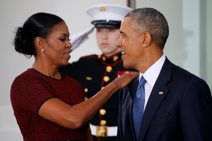 Michelle ajusta a Obama el traje antes de recibir a los Trump en la Casa Blanca.