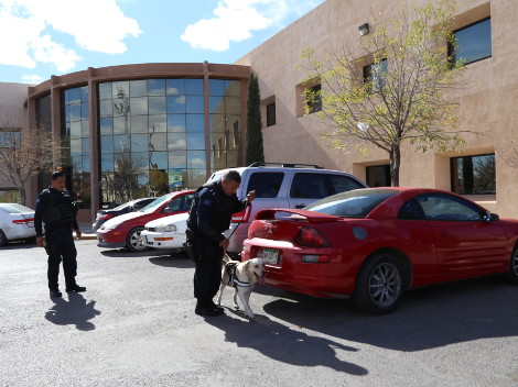 Durante en el operativo que realizaron agentes de la SSP Municipal en la UACJ estuvo presente personal de la Comisión Estatal de Derechos Humanos. 