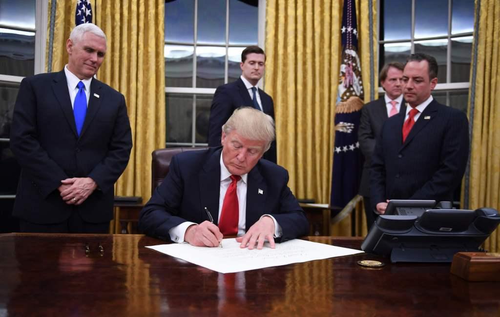El presidente Donald Trump firma la orden ejecutiva contra la ley de salud 'Obamacare'.